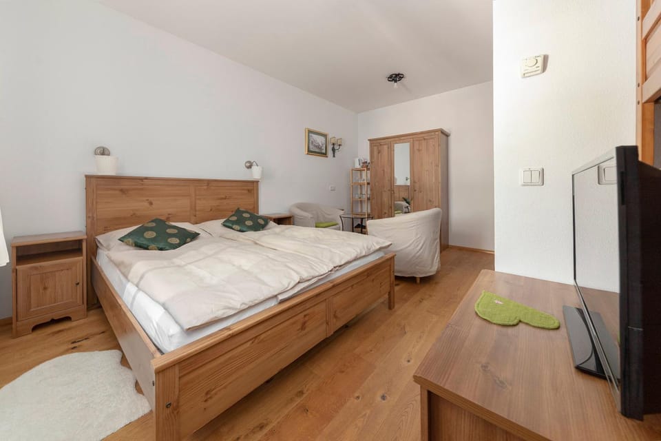 Bed, TV and multimedia, Seating area, Bedroom, wardrobe