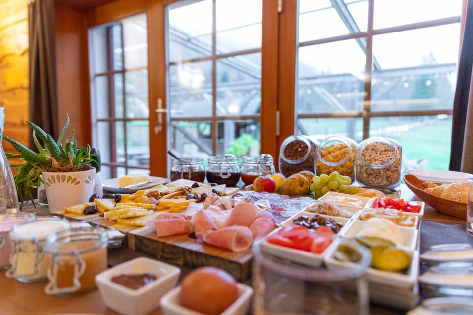 Restaurant/places to eat, Breakfast, Buffet breakfast