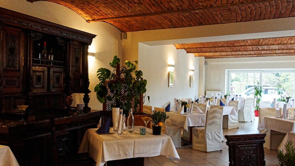 Restaurant/places to eat, Banquet/Function facilities