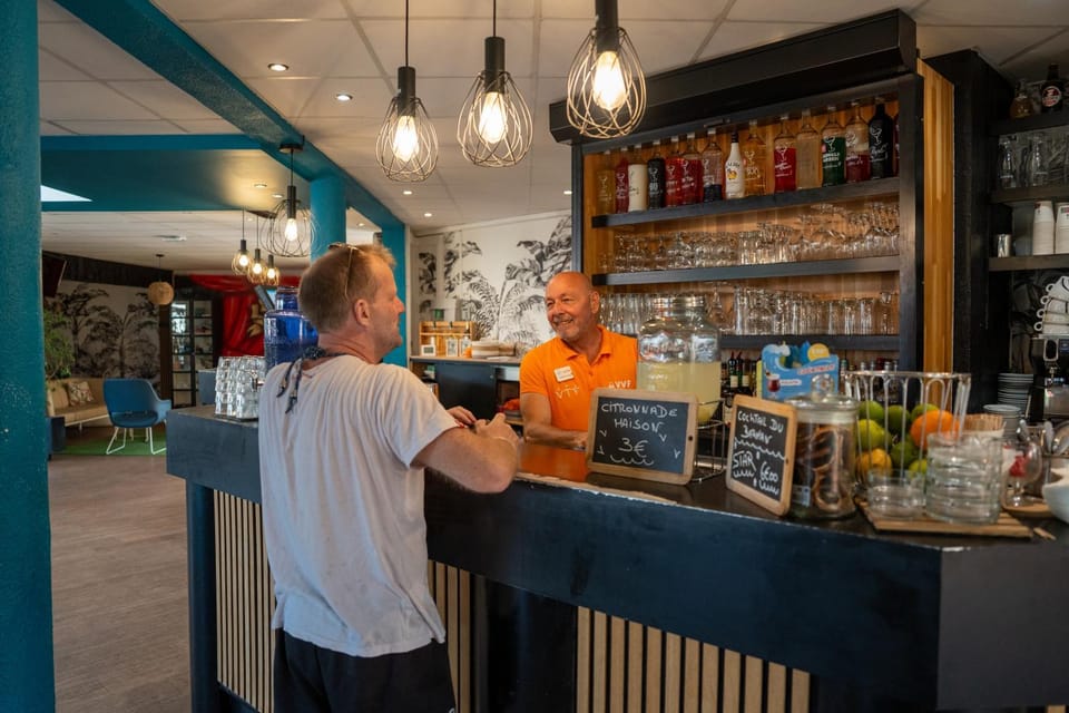 People, Lounge or bar, Drinks