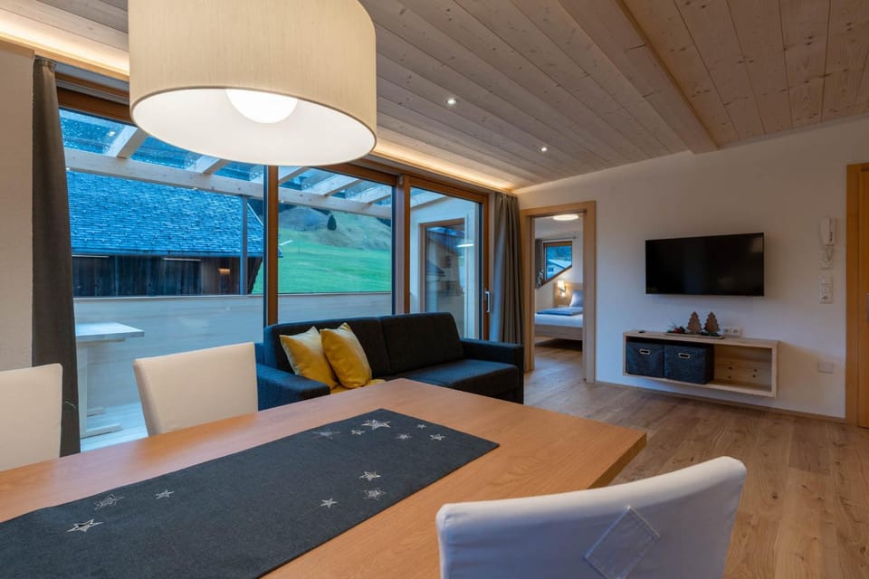 TV and multimedia, Living room, Photo of the whole room, Evening entertainment