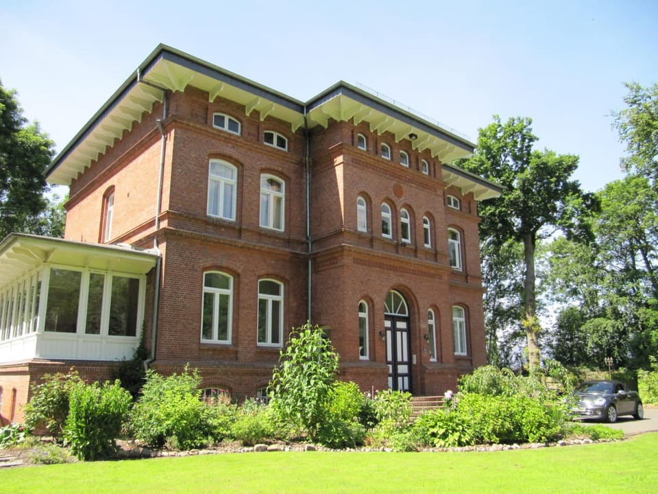 Property building, Facade/entrance, Garden view