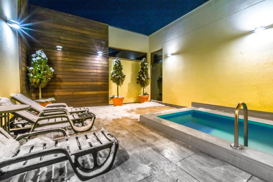 Pool view, Swimming pool, sunbed