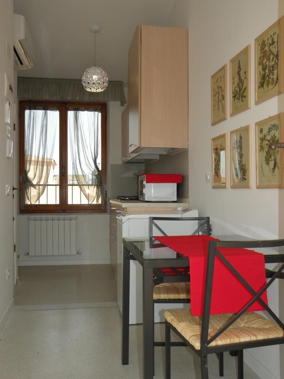 Coffee/tea facilities, Kitchen or kitchenette, Living room, Dining area