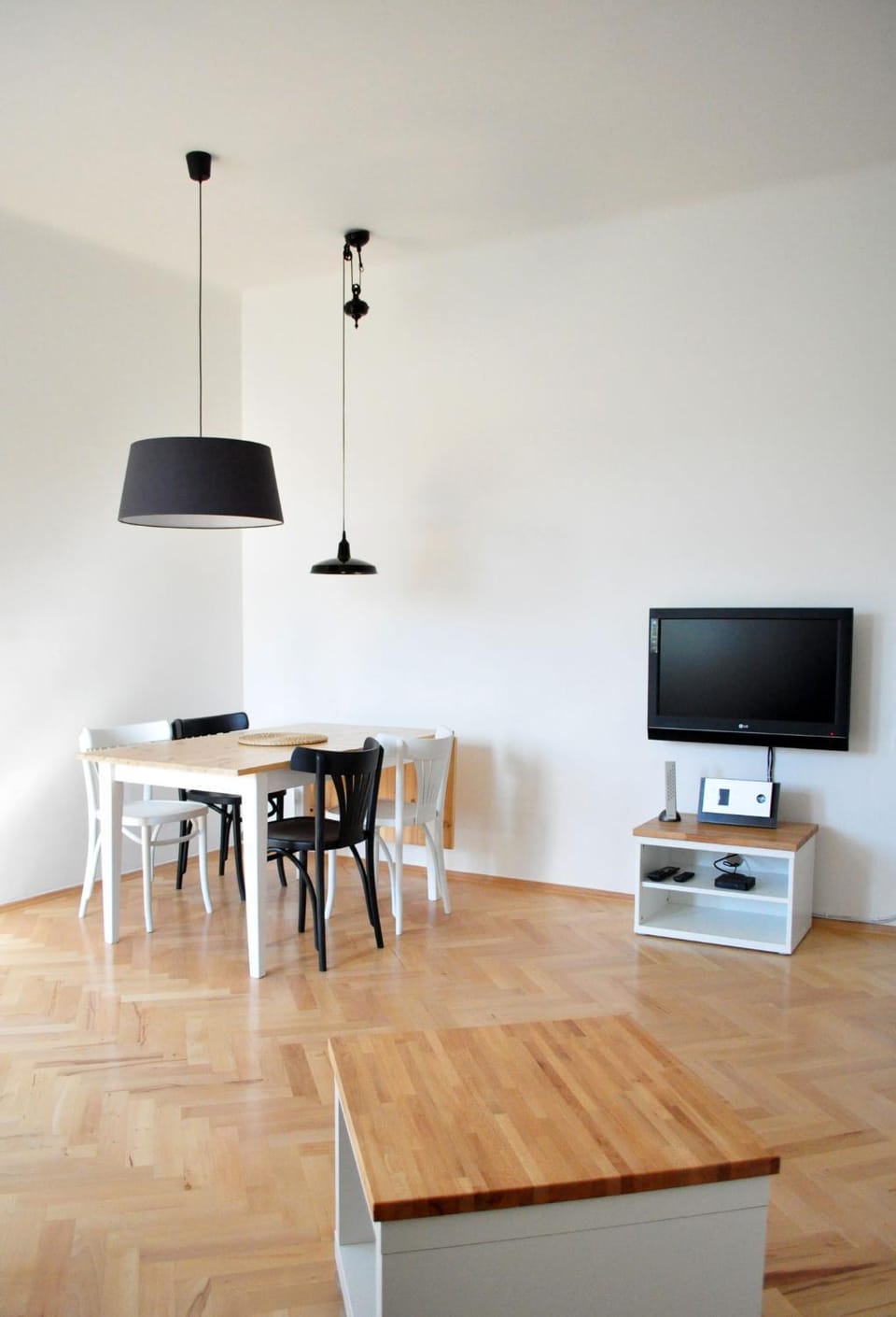TV and multimedia, Living room, Seating area, Dining area