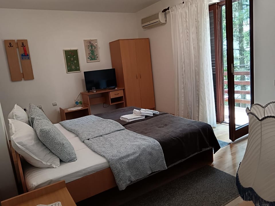 Bed, View (from property/room), Balcony/Terrace, towels, wardrobe, air conditioner
