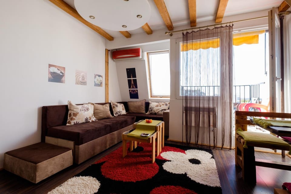 Living room, Decorative detail, River view