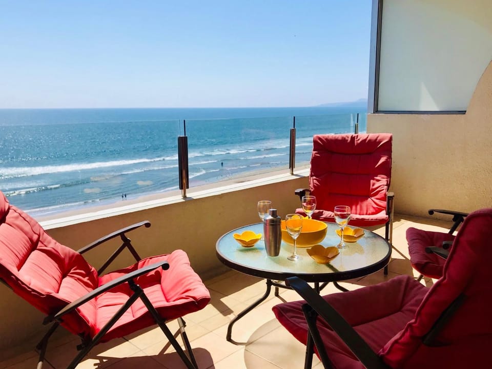 Day, Natural landscape, Coffee/tea facilities, View (from property/room), Balcony/Terrace, Food and drinks, Seating area, Beach, Food, Sea view, Family, sunbed