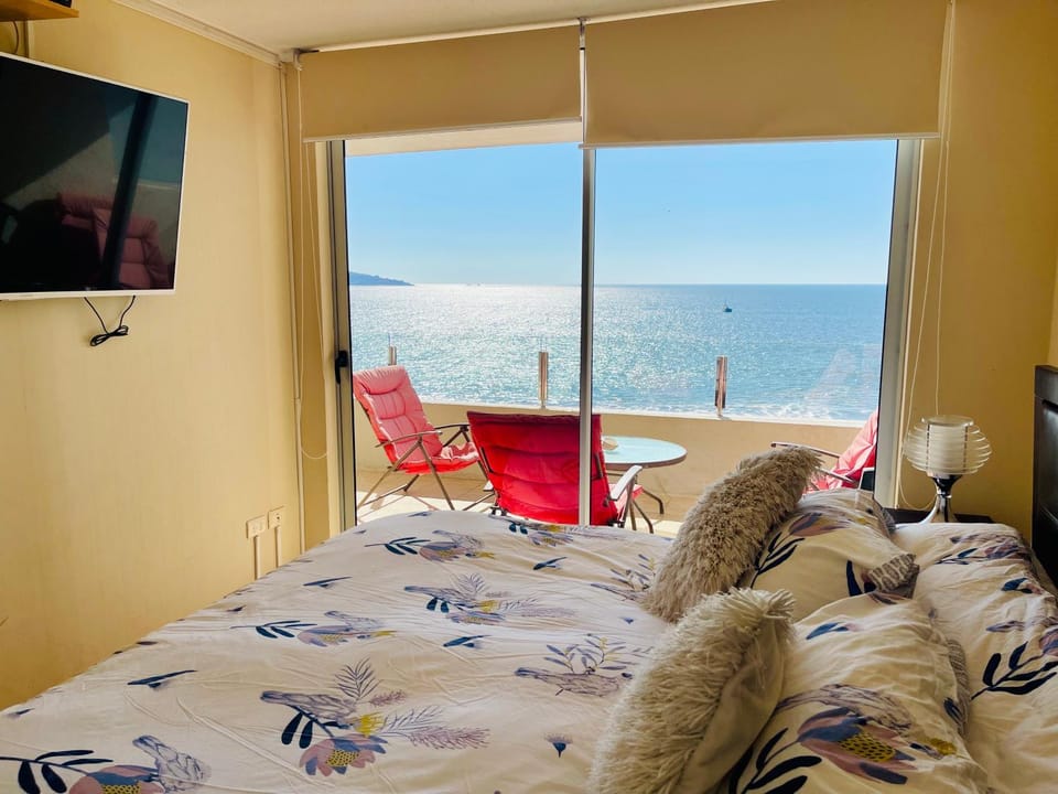 Bed, Natural landscape, TV and multimedia, View (from property/room), Balcony/Terrace, Photo of the whole room, Seating area, Beach, Evening entertainment, Bedroom, Sea view, locker, towels