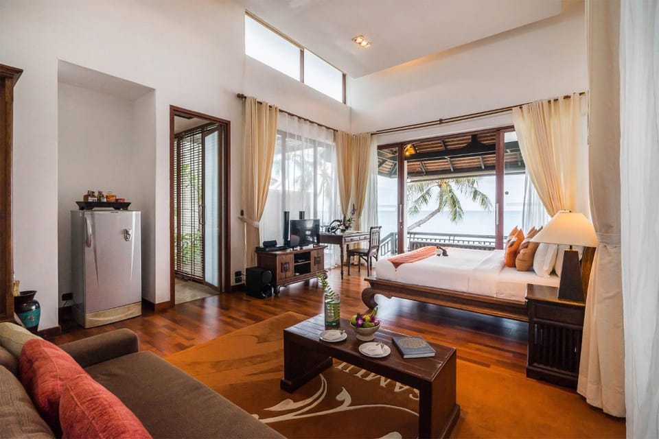 Bed, TV and multimedia, Living room, Photo of the whole room, Seating area, Bedroom, Sea view
