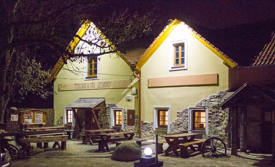 Property building, Facade/entrance, Night