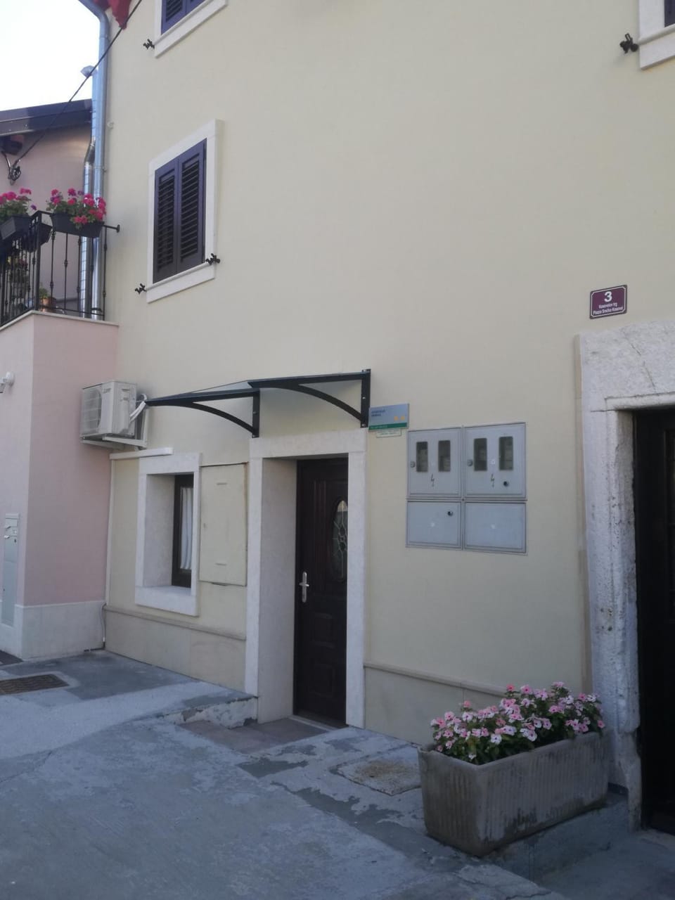 Property building, Facade/entrance