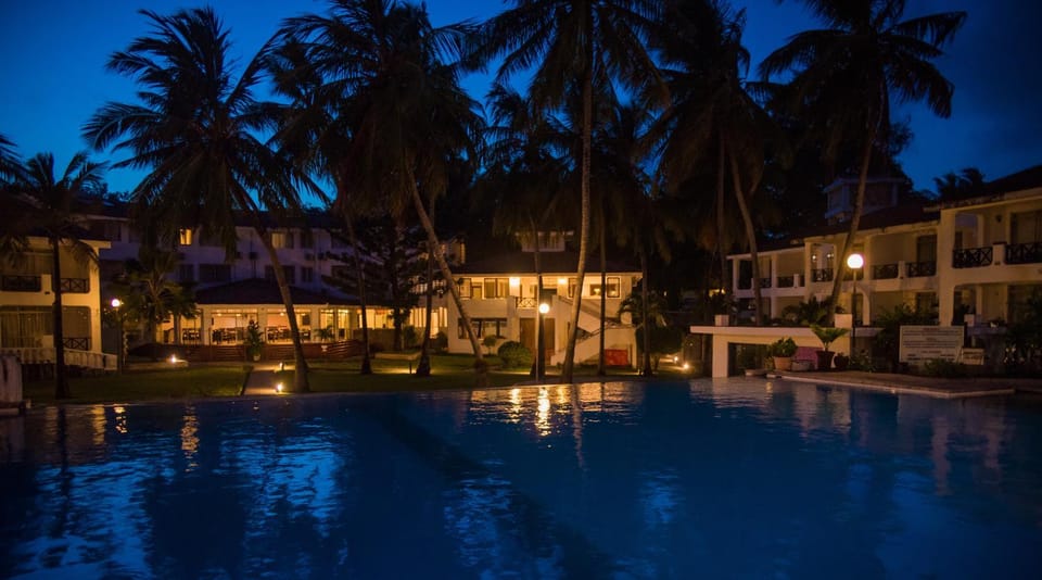 Property building, Facade/entrance, Pool view, Swimming pool, Sunset
