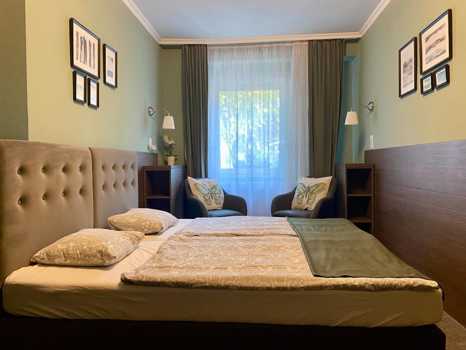 Bed, Photo of the whole room, Seating area, River view