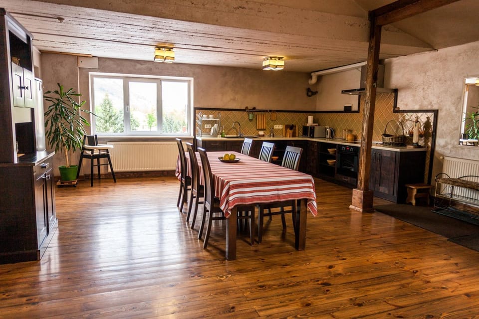 Kitchen or kitchenette, Dining area