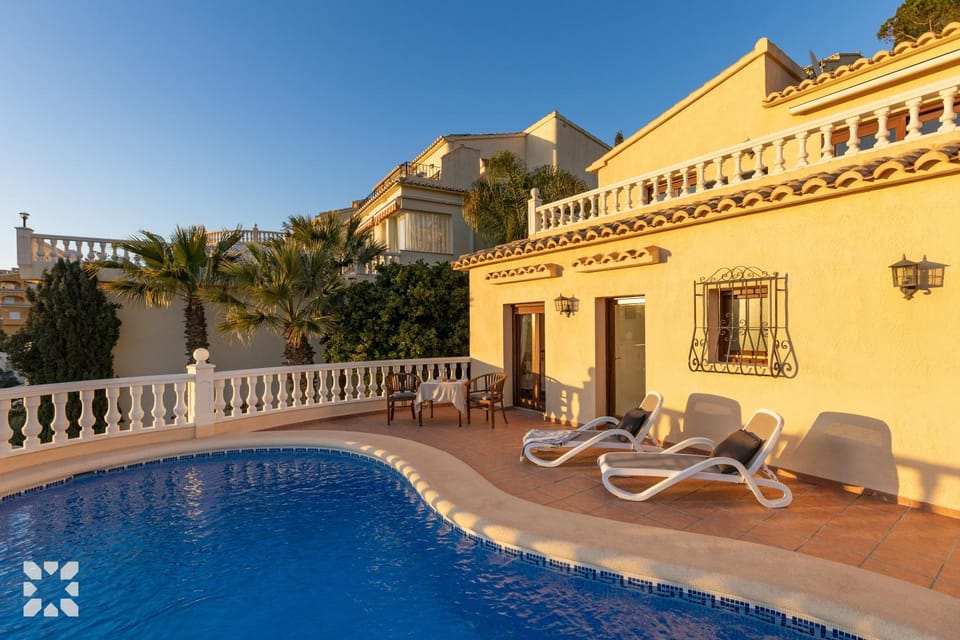 Property building, Patio, Day, Pool view, Swimming pool, sunbed