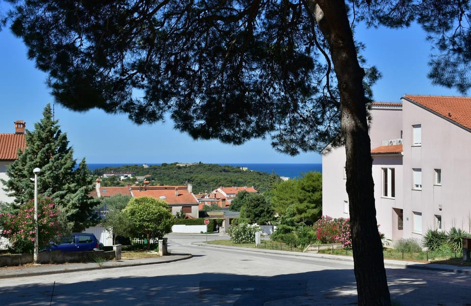 Property building, Facade/entrance, Off site, Neighbourhood, Sea view, Location, Parking