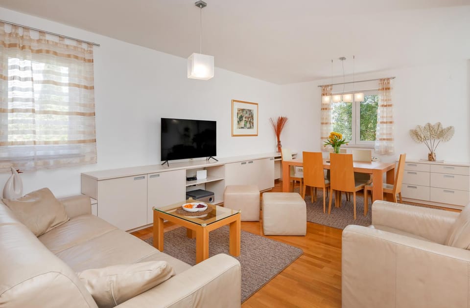 TV and multimedia, Living room, Dining area
