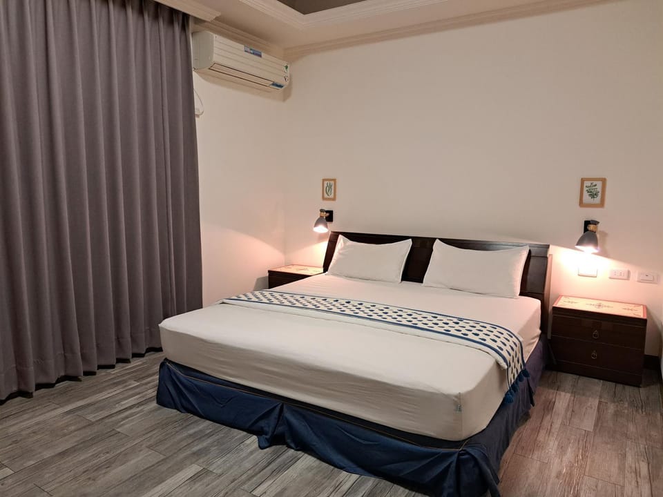 Bed, Photo of the whole room, Bedroom, air conditioner