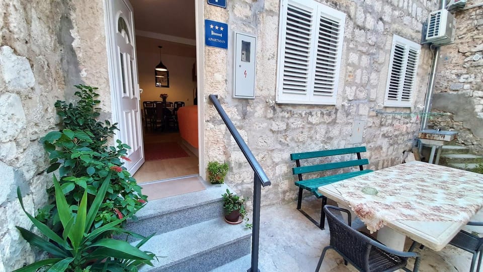 Patio, Facade/entrance