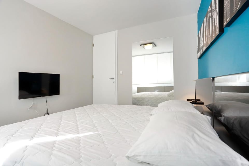 Bed, TV and multimedia, Bedroom