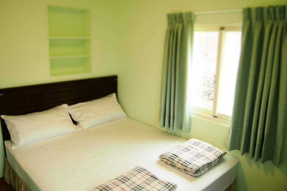 Bed, Photo of the whole room, Decorative detail