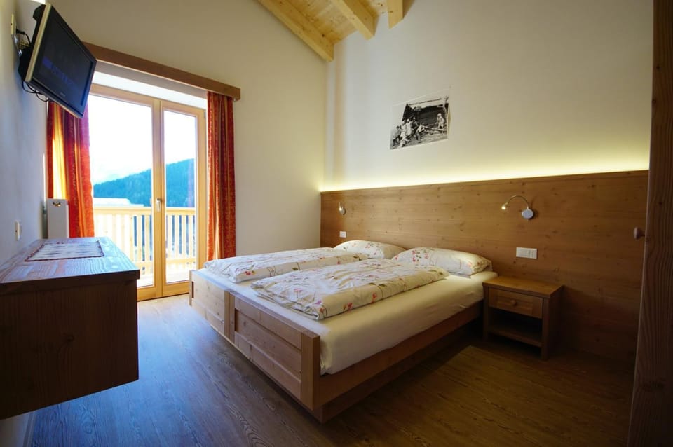 Bed, Photo of the whole room, Bedroom, Mountain view