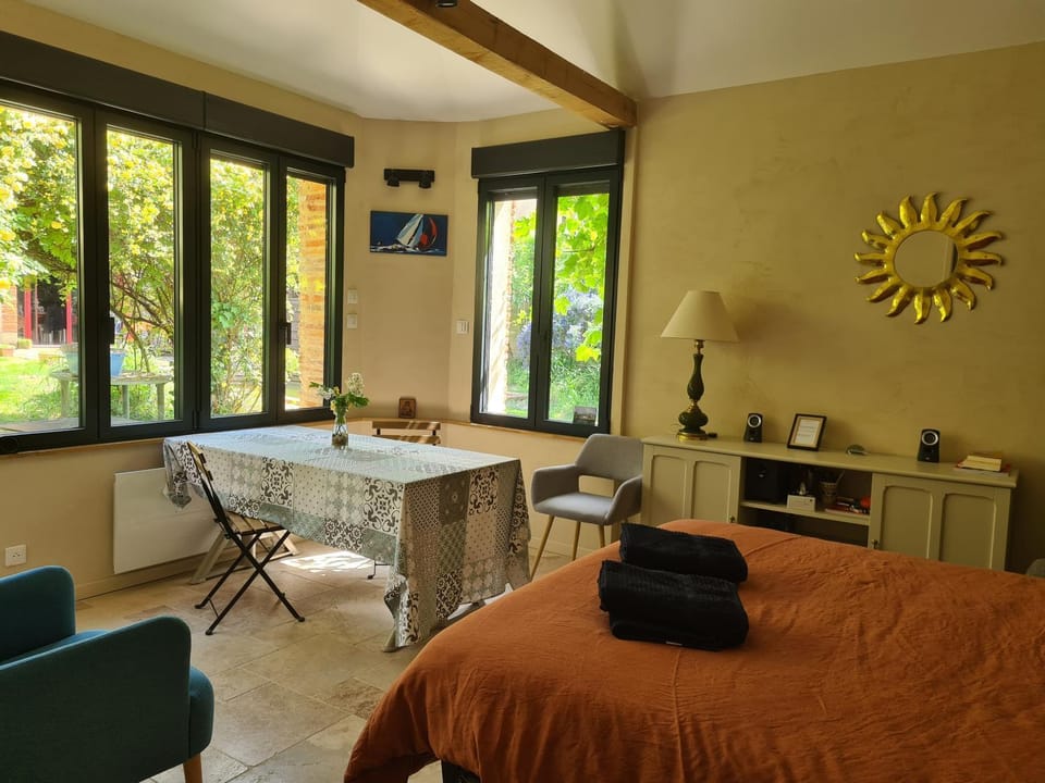 Photo of the whole room, Garden view