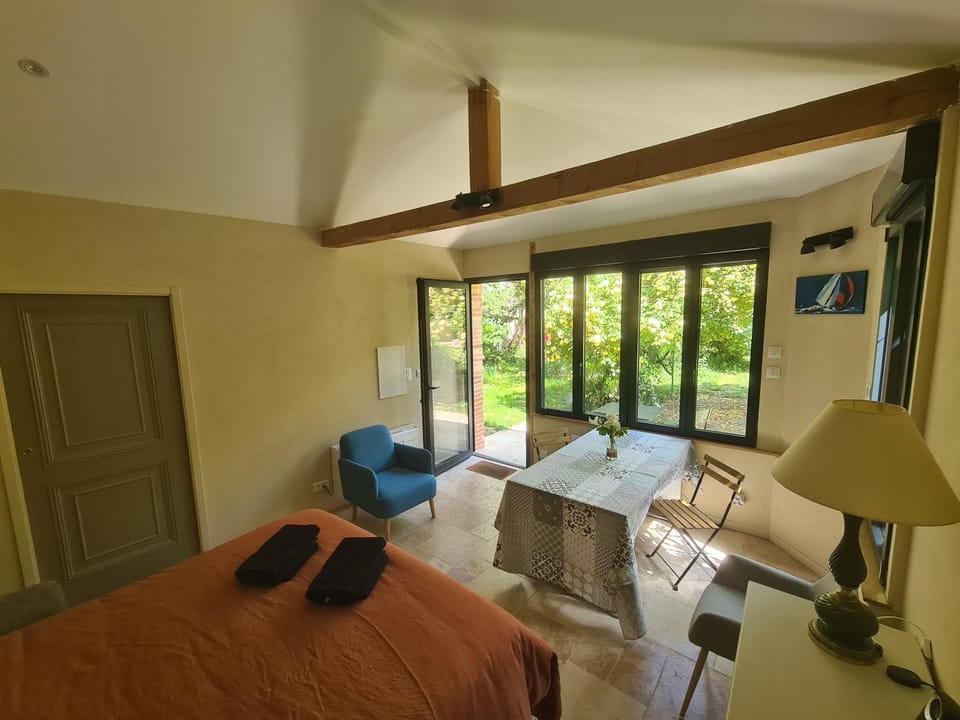 Photo of the whole room, Seating area, Garden view