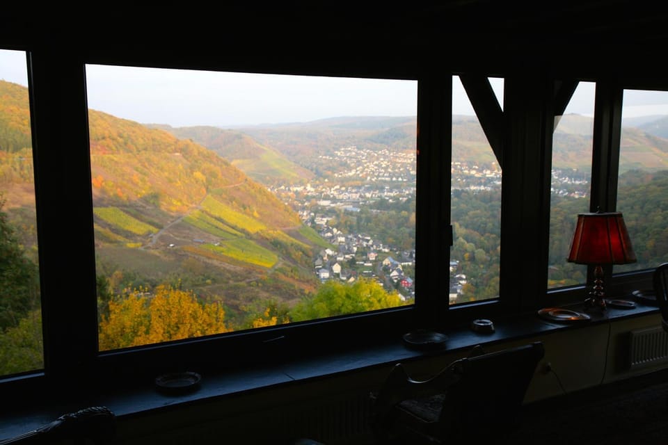 Communal lounge/ TV room, Off site, Mountain view, River view