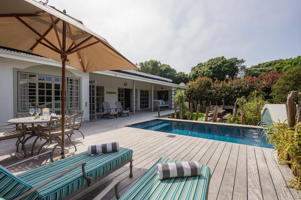 Swimming pool, sunbed