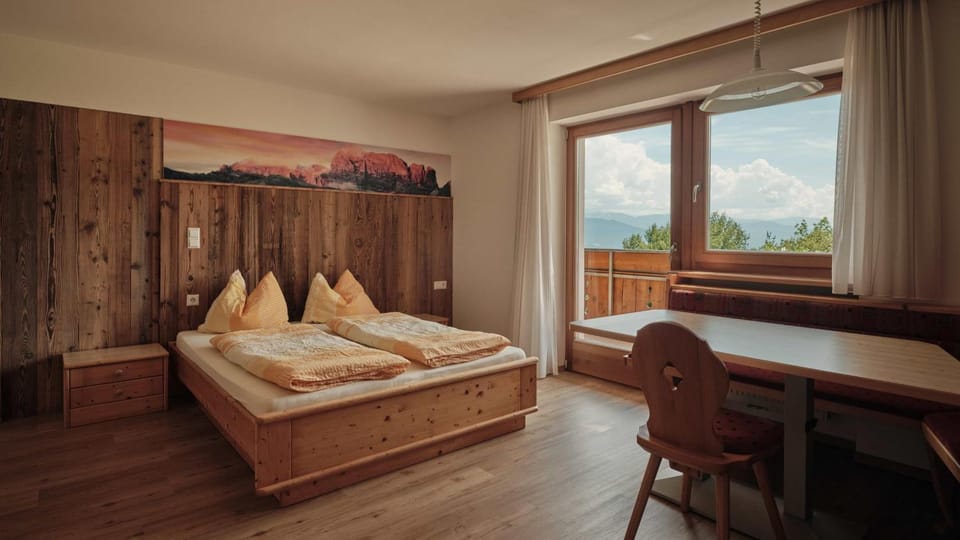 Bed, Photo of the whole room, Decorative detail