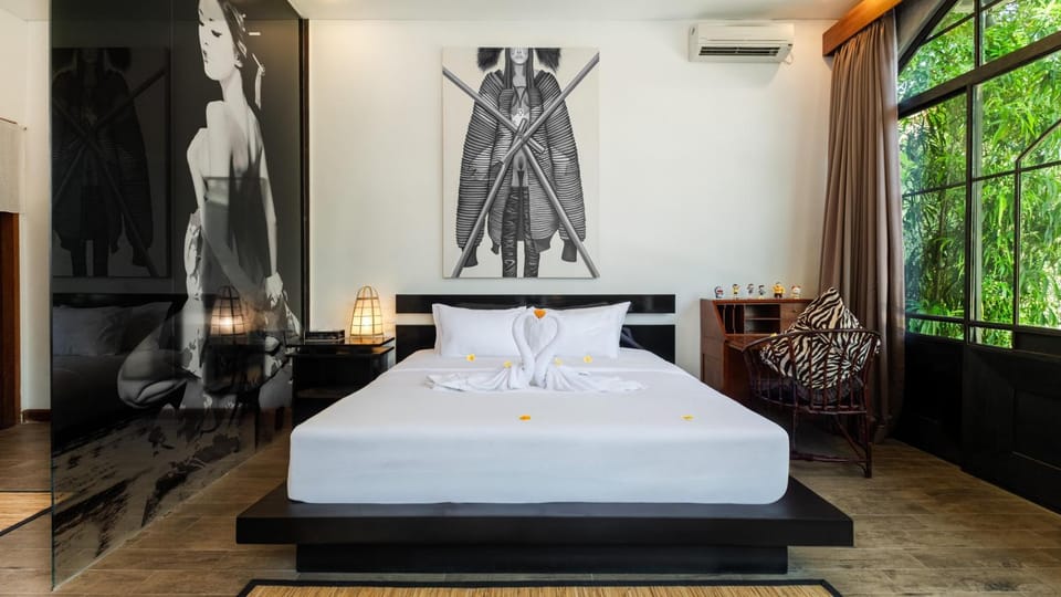 Bed, Photo of the whole room, Bedroom, towels, air conditioner