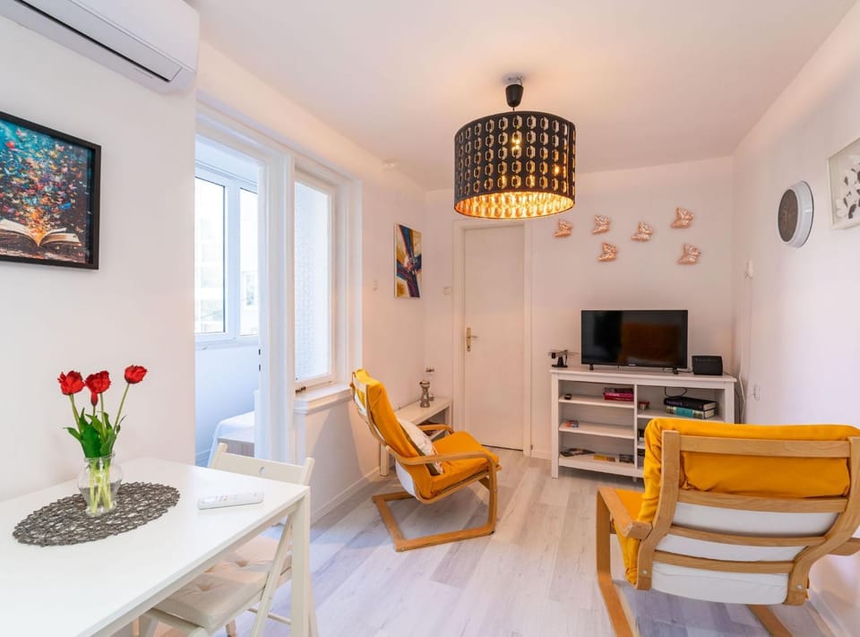 TV and multimedia, Living room, Seating area, Dining area, Evening entertainment