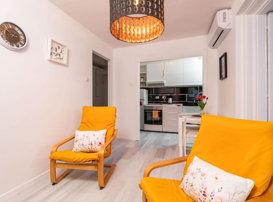 Kitchen or kitchenette, Living room, Seating area, Dining area, oven, stove