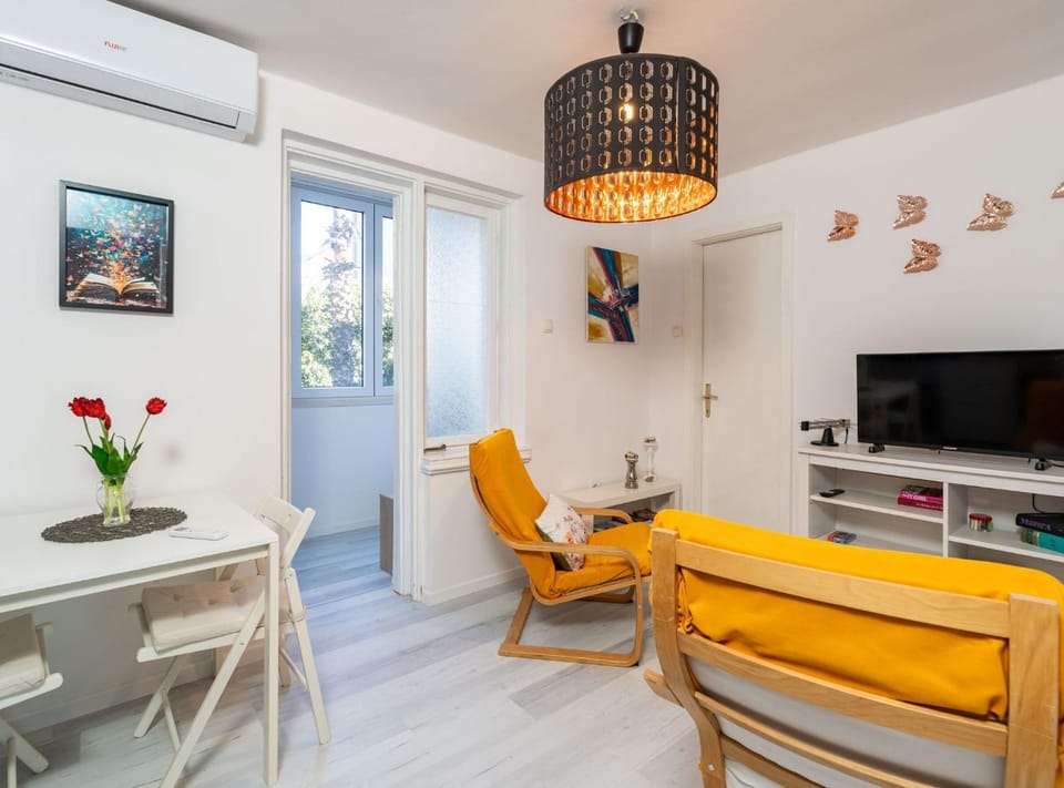 TV and multimedia, Living room, Seating area, Dining area, Evening entertainment