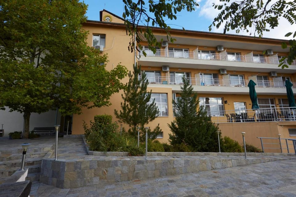 Хотел "Божур" Hotel in Plovdiv Province