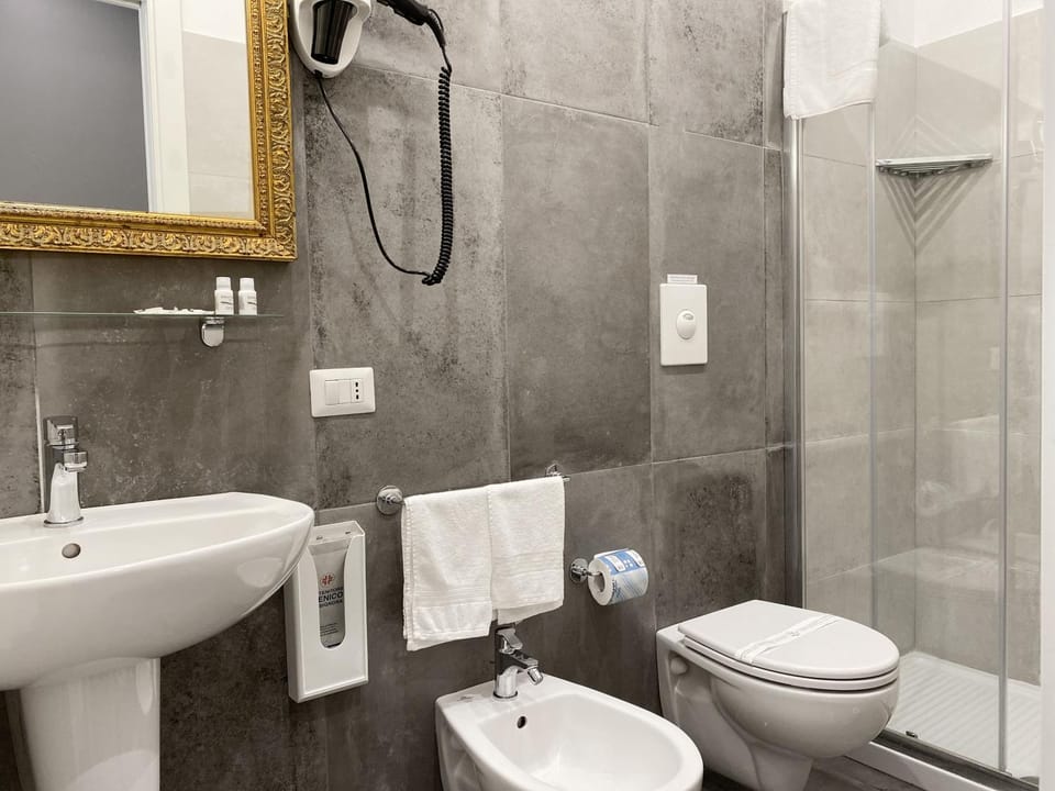 Shower, Toilet, Bathroom, bidet, towels