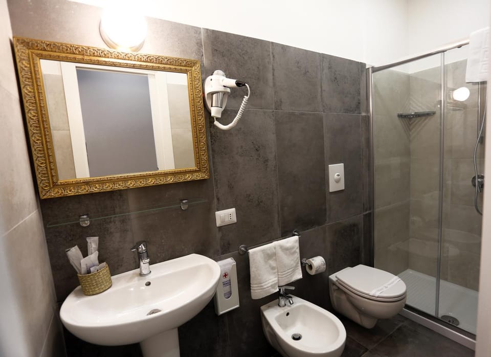 Shower, Toilet, Bathroom, bidet, towels