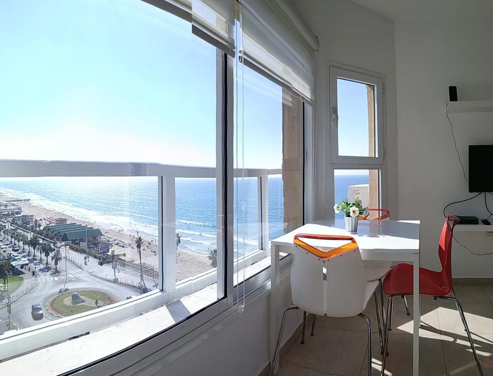 Property building, Off site, Bird's eye view, Dining area, Beach, On site, Sea view, Location