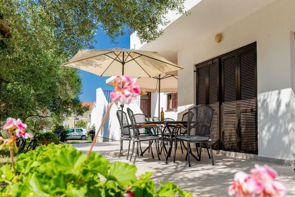 Apartments Pende 3122 Bed and Breakfast in Lika-Senj County