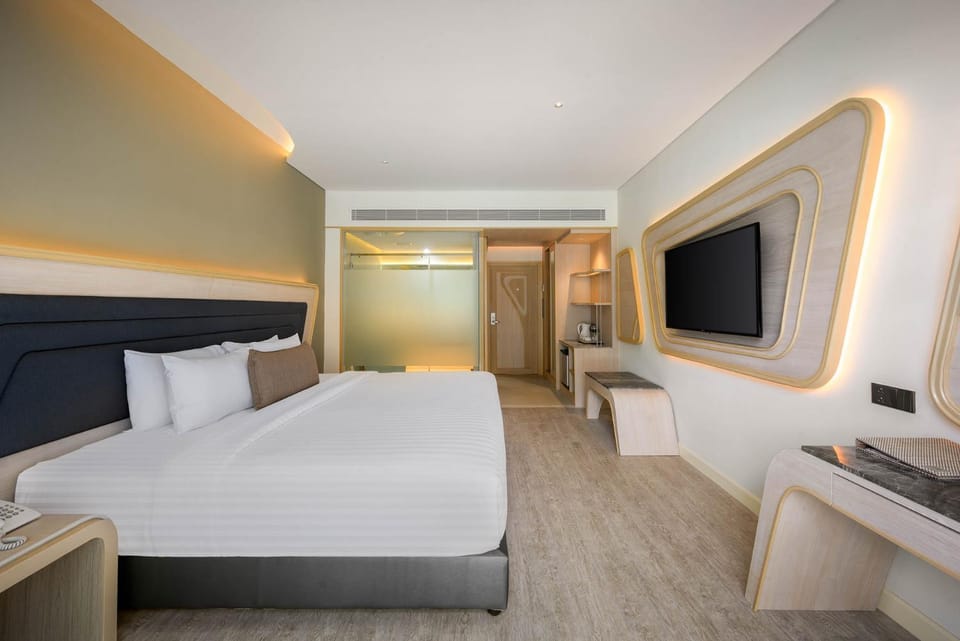 Bed, Bathroom, TV and multimedia, Bedroom, wardrobe