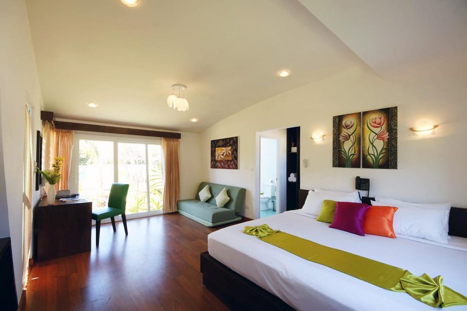 Bed, TV and multimedia, Photo of the whole room, Seating area, Bedroom