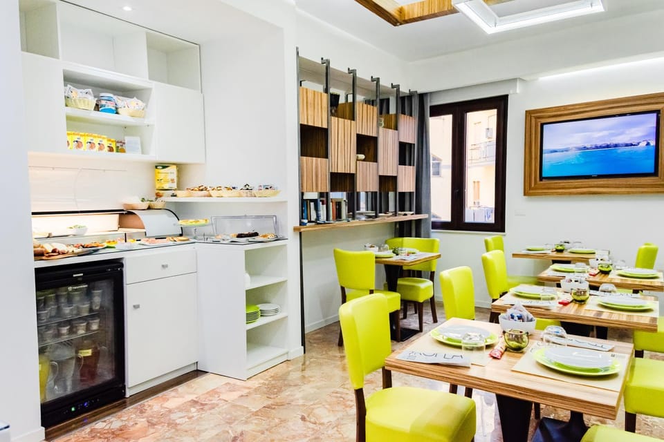 Communal lounge/ TV room, Continental breakfast