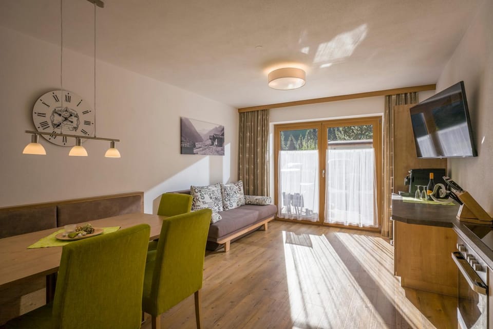 Coffee/tea facilities, Kitchen or kitchenette, Living room, Dining area