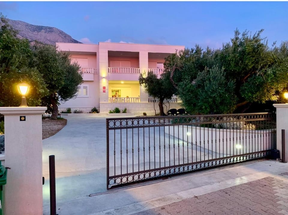 Waterfront Apartments - Tucepi Apartment in Tučepi