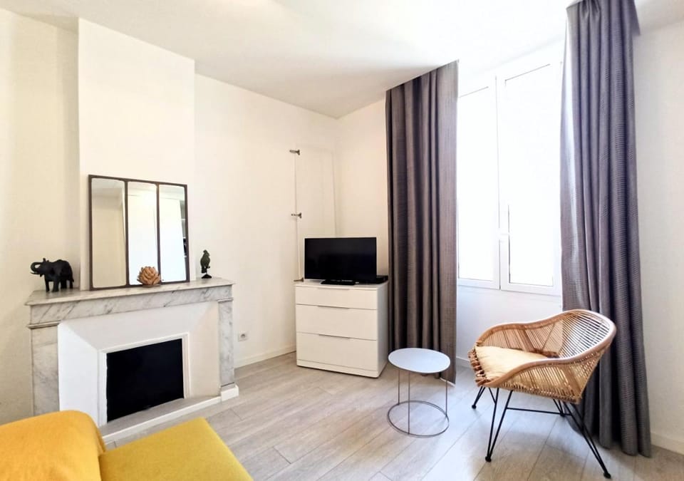 Bed, TV and multimedia, Bedroom