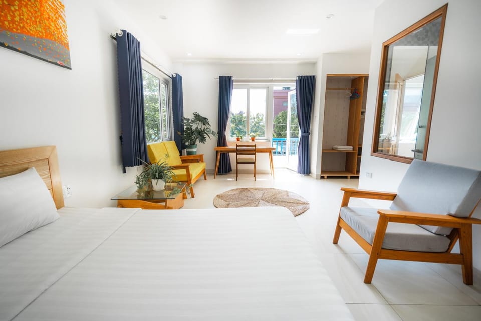 Bed, Photo of the whole room, Seating area, Bedroom
