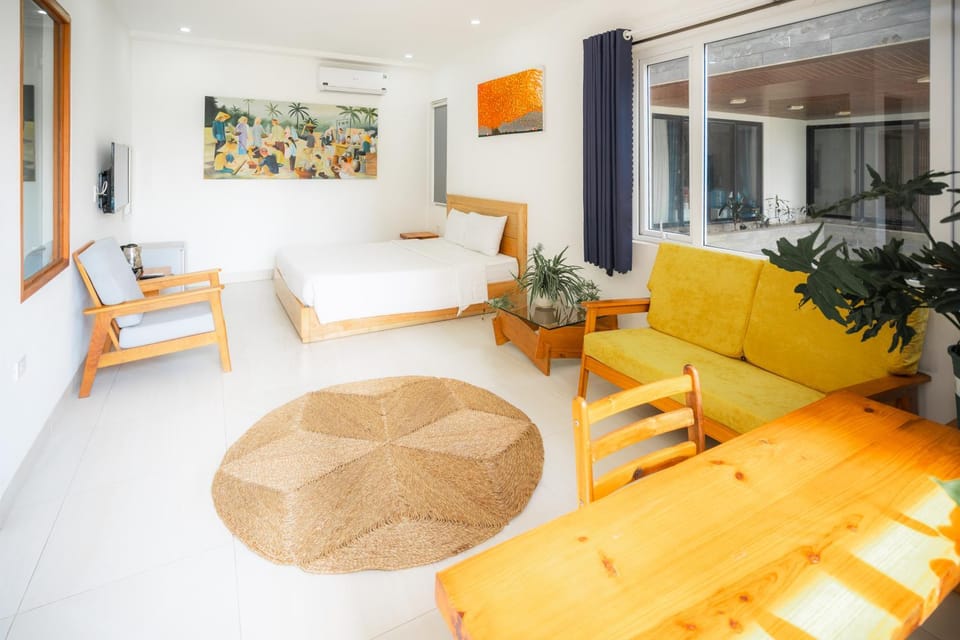 Bed, Photo of the whole room, Seating area, Bedroom
