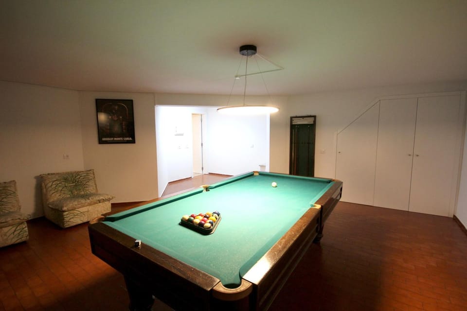 Billiard, Game Room